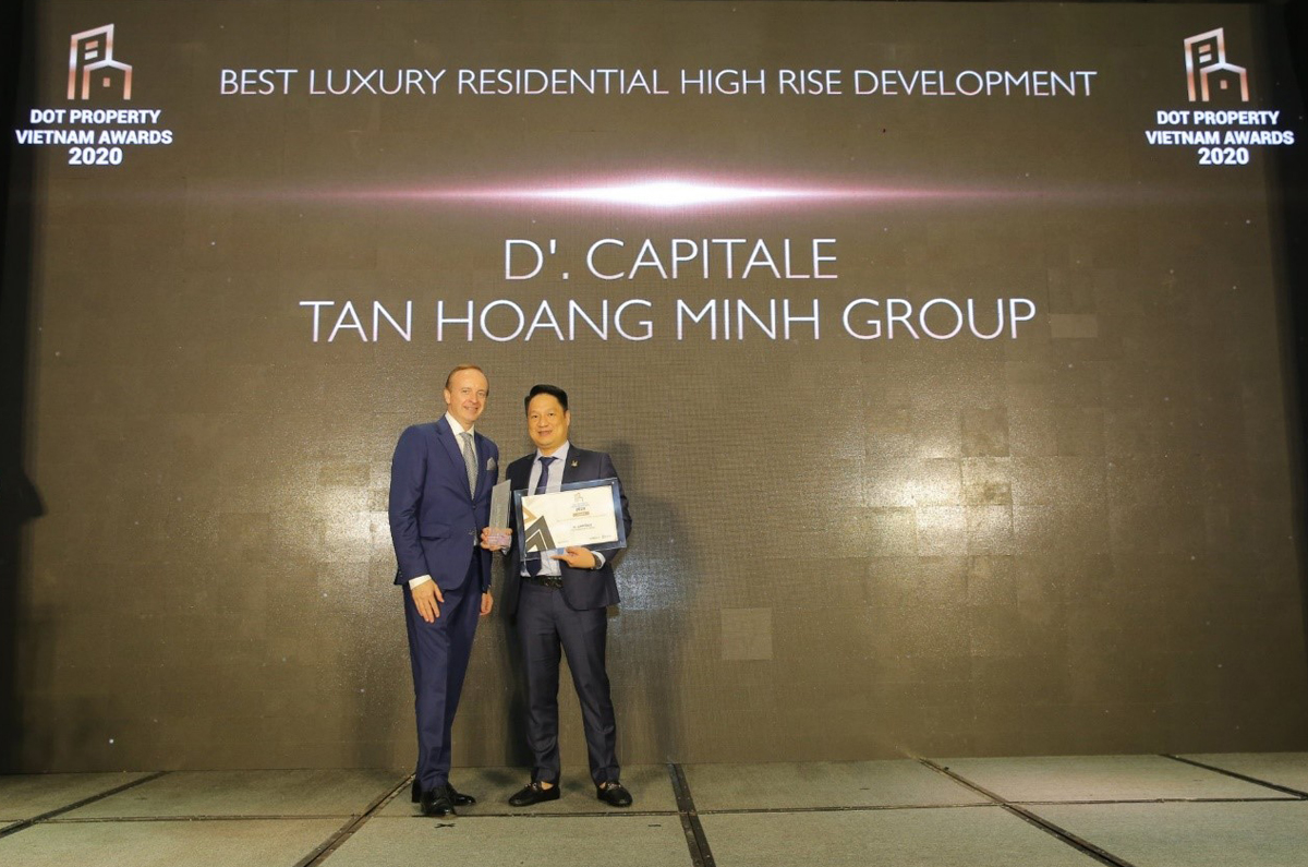 Ông Nguyễn Mạnh Hùng, Phó tổng giám đốc Tập đoàn Tân Hoàng Minh nhận giải thưởng “Dự án nhà ở cao tầng hạng sang tốt nhất Việt Nam 2020” cho dự án D’. Capitale