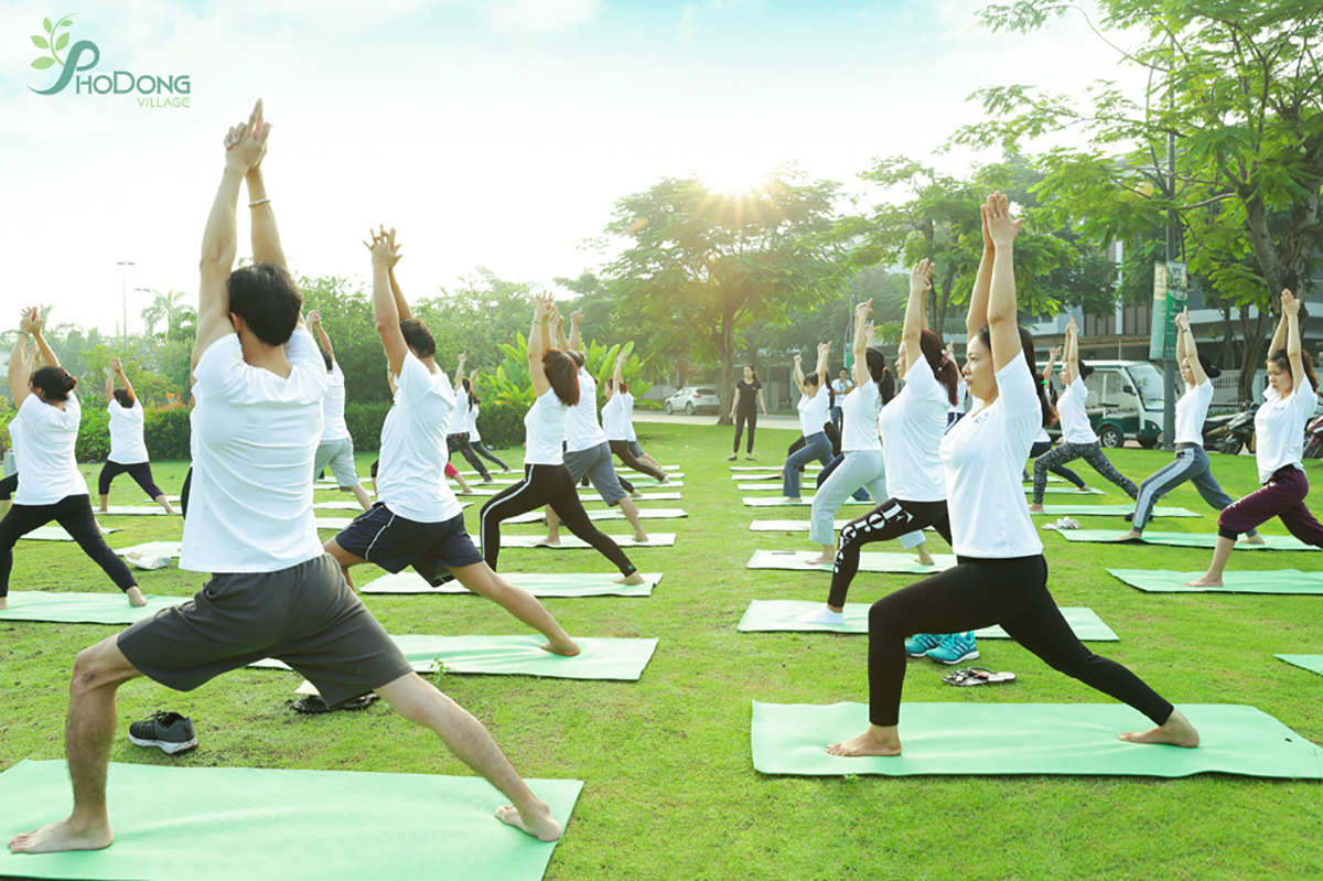 Cộng đồng cư dân PhoDong Village thường xuyên chăm sóc thể chất và nuôi dưỡng tâm hồn qua những bài tập yoga hiện đại