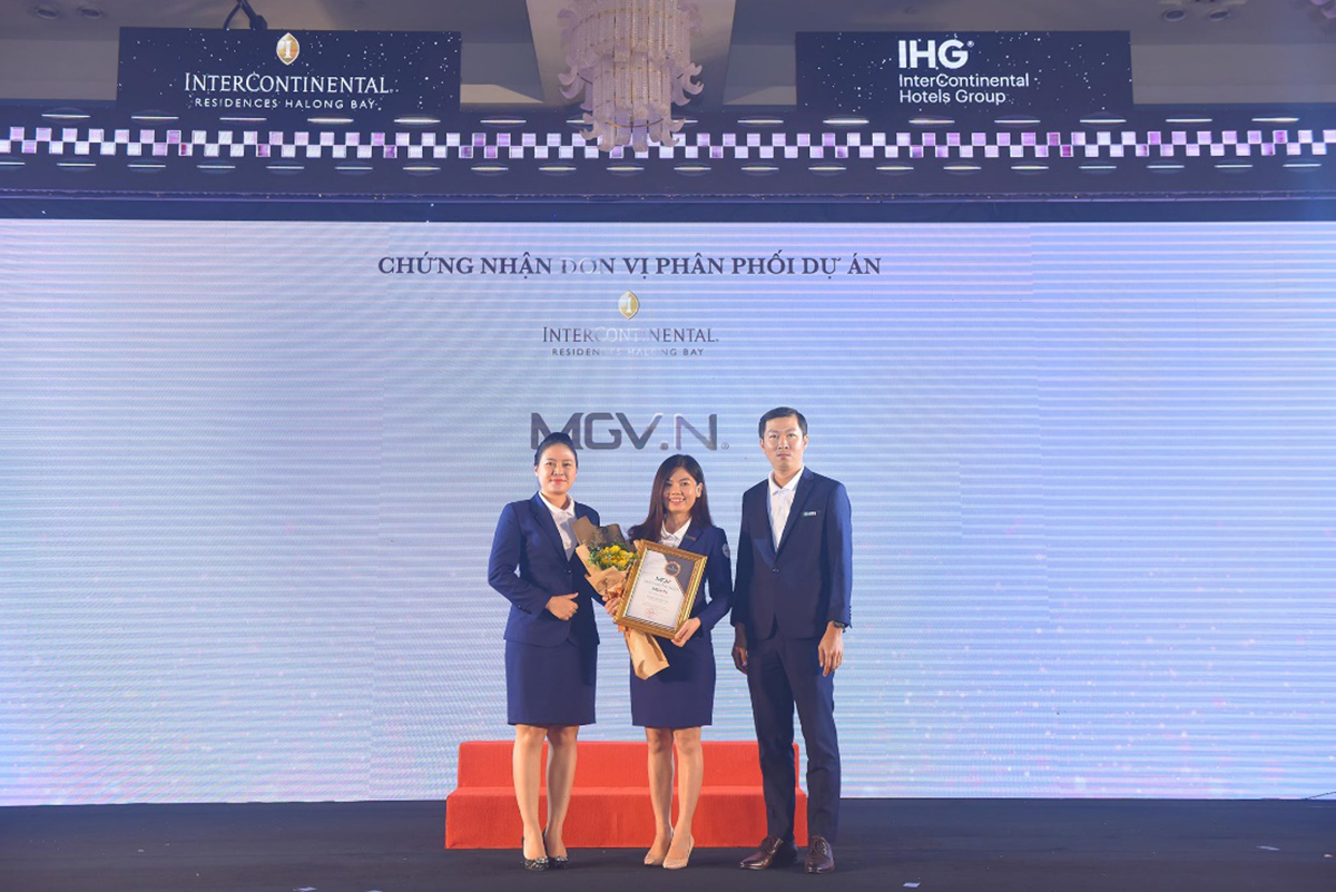Bà Lê Mai Phương - Giám đốc MGV.N trao chứng nhận cho các đơn vị phân phối dự án InterContinental Residences Halong Bay