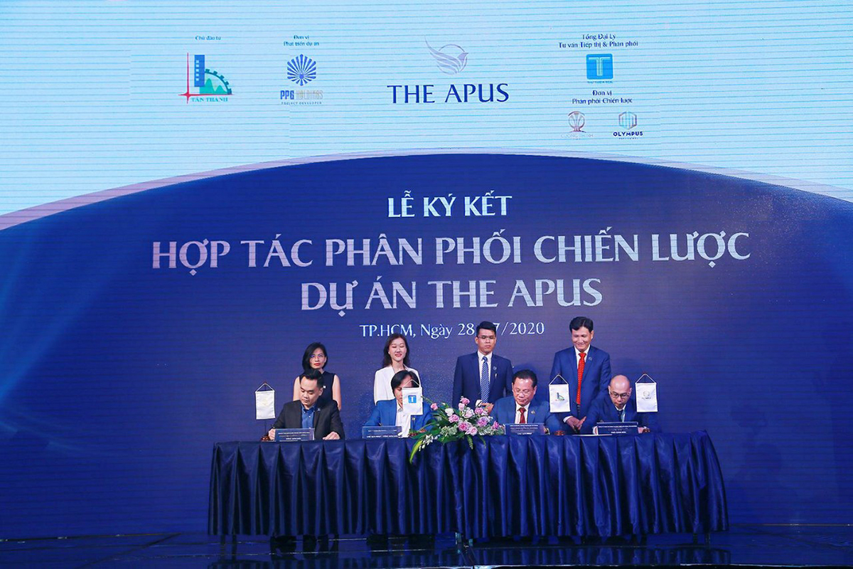 Ông Nguyễn Đức Thịnh - Phó tổng giám đốc đầu tư Cường Thịnh Land (ngoài cùng bên trái) tại lễ ký kết hợp tác chiến lược dự án The Apus