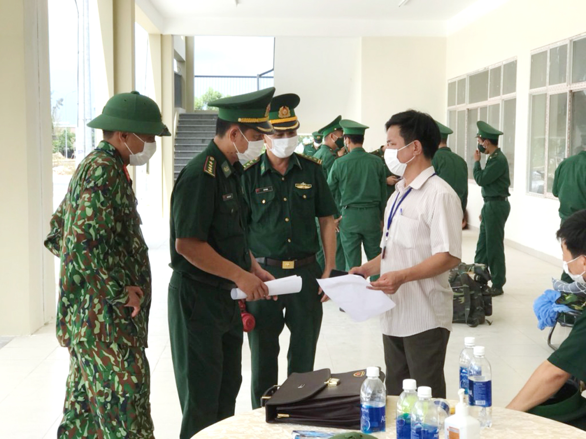 Lực lượng quân đội hỗ trợ khu cách ly - Ảnh: Nguyễn Tú