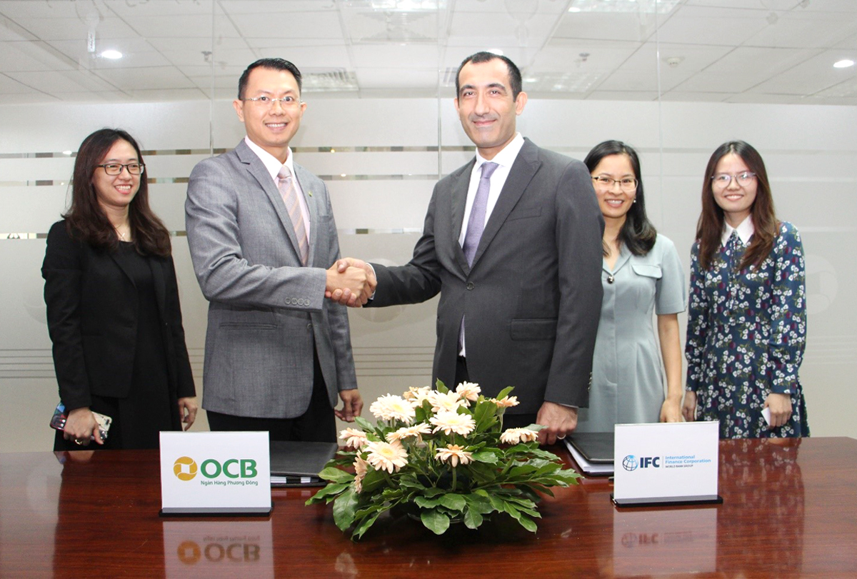 Ông Lý Hoài Văn, Phó tổng giám đốc OCB và ông Levent Cem Egritag - Trưởng Bộ phận Đầu tư Khối các Định chế Tài chính tại Việt Nam, đại diện IFC thực hiện ký kết hợp đồng gói vay 2020