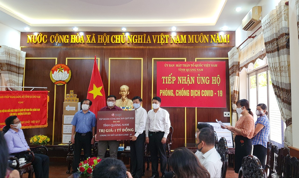 Đại diện UBND tỉnh Quảng Nam nhận ủng hộ của Tập đoàn vàng bạc đá quý DOJI trị giá 1 tỉ đồng 