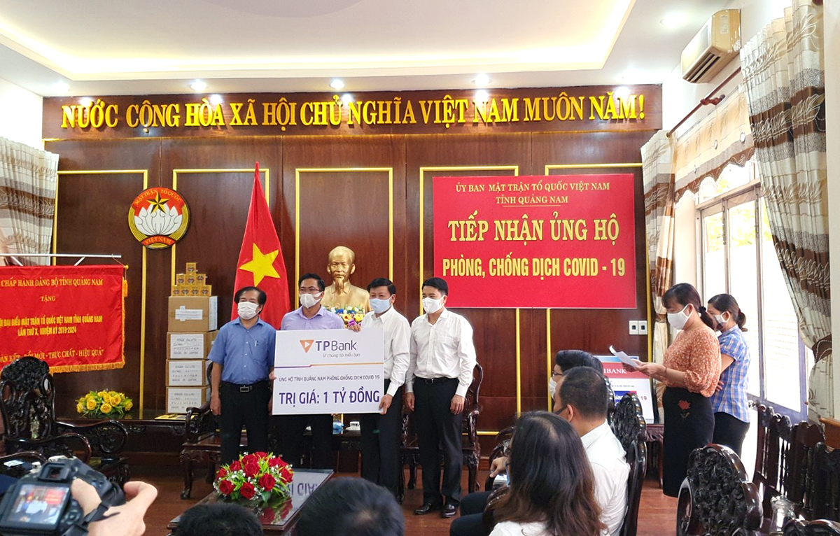 Đại diện UBND Tỉnh Quảng Nam nhận ủng hộ của Ngân hàng Tiên Phong (TP Bank) trị giá 1 tỉ đồng