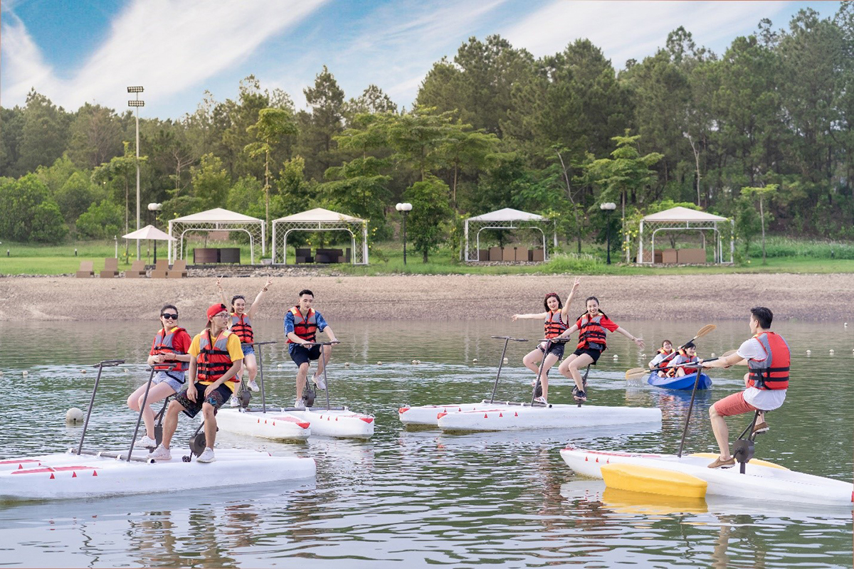Chèo thuyền Kayak và xe đạp nước - Trải nghiệm khó quên bên hồ Đại Lải