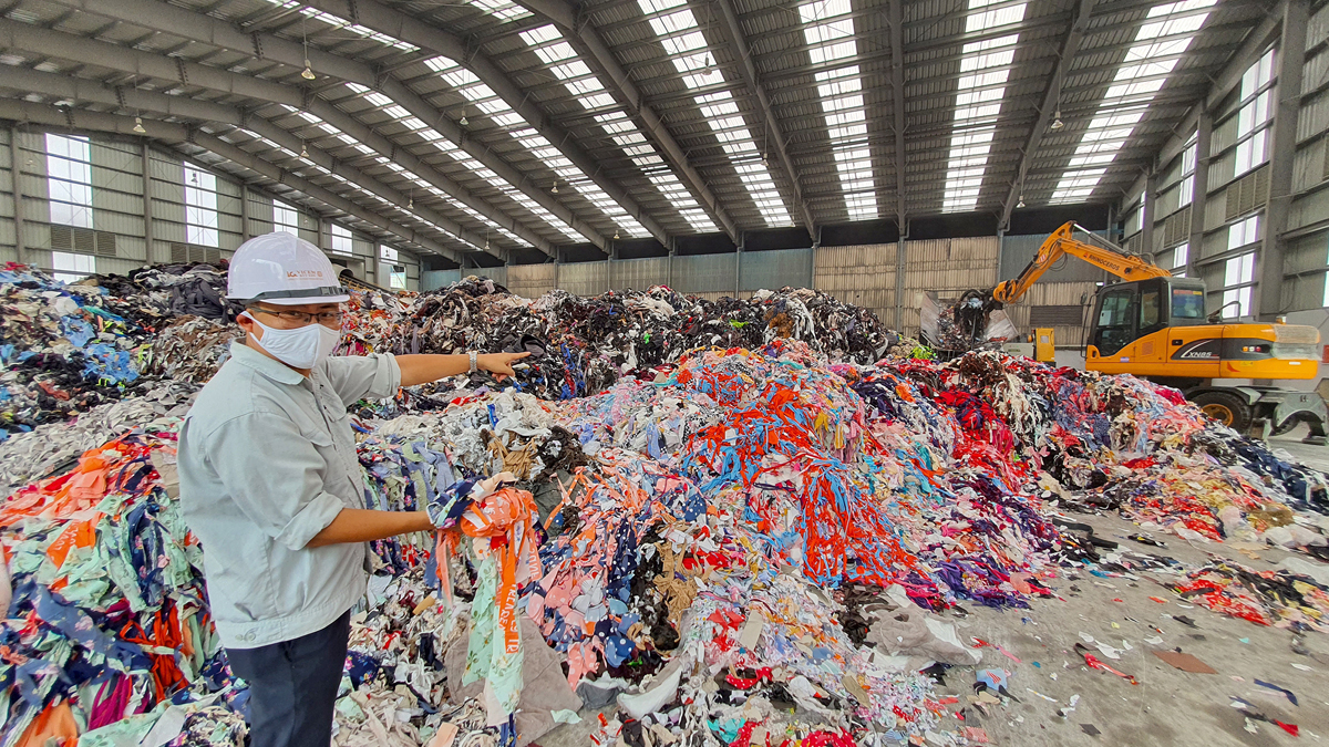 Rác thải công nghiệp là vải vụn, nhựa… trở thành nhiên liệu trong các lò xi măng của Vicem - Ảnh: Anh Đan