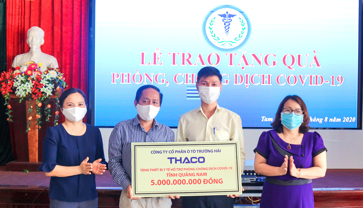 Ông Nguyễn Quang Bảo - Phó tổng giám đốc phụ trách Sản xuất trao tặng thiết bị y tế hỗ trợ phòng chống dịch cho TS-BS Nguyễn Văn Văn - Phó giám đốc Sở Y tế tỉnh Quảng Nam