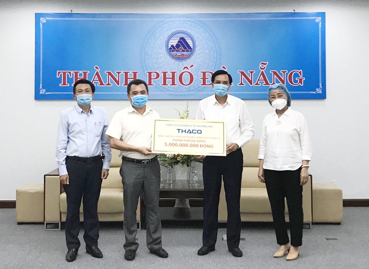 Đại diện THACO trao tặng thiết bị y tế hỗ trợ phòng chống dịch cho ông Trần Văn Miên - Phó chủ tịch TP.Đà Nẵng