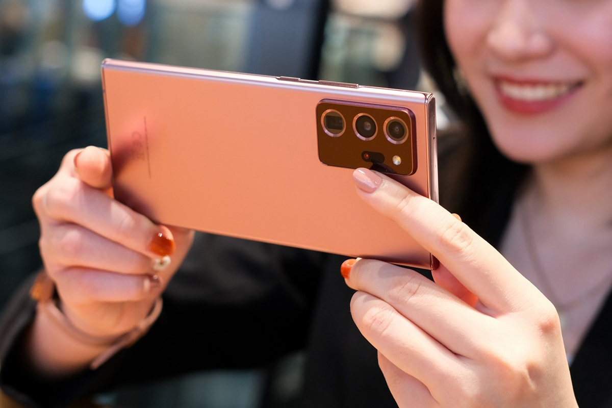 Cụm camera trên Galaxy Note20 là một điểm được các chuyên gia đánh giá cao với thiết kế gọn gàng, ấn tượng