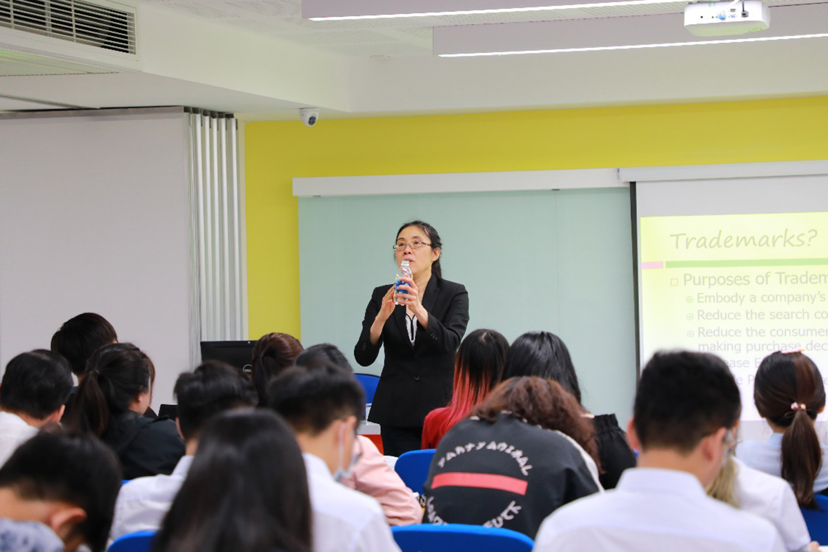 GS Xuan Thao Nguyen - Giáo sư Luật mang học hàm Gerald L.Bepko, hiện đang là Giám đốc Trung tâm Sở hữu trí tuệ và Đổi mới sáng tạo, Khoa Luật McKinney, Đại học Indiana (Hoa Kỳ) giảng dạy môn Luật sở hữu trí tuệ tại SIU