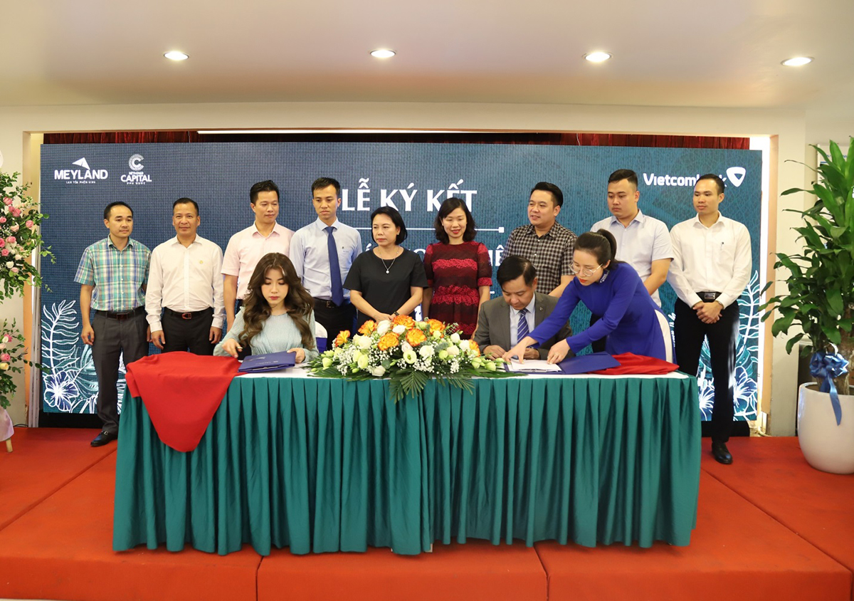 Bà Nguyễn Phương Anh - Phó tổng giám đốc Meyland và ông Trần Mạnh Hùng - Giám đốc Vietcombank Hưng Yên ký kết thỏa thuận hợp tác toàn diện