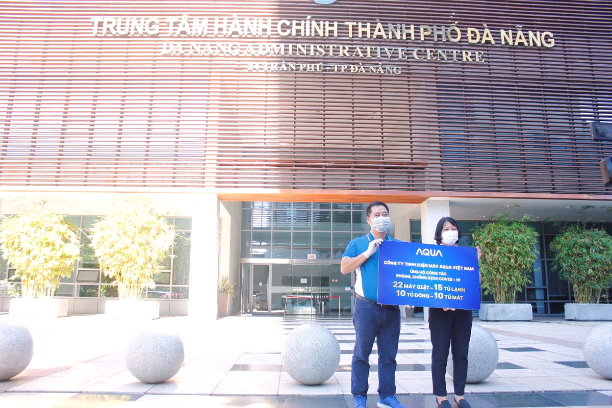 Đại diện AQUA Việt Nam trao tặng 57 sản phẩm điện máy cho Sở Y tế TP.Đà Nẵng