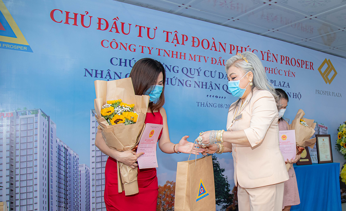 Những cư dân đầu tiên của dự án nhận giấy chứng nhận sở hữu căn hộ Prosper Plaza