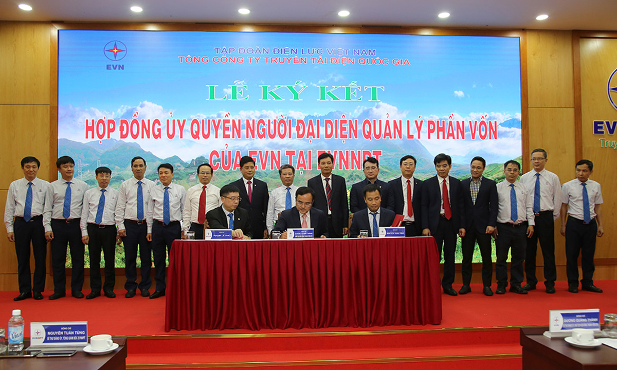 Chủ tịch HĐTV EVN Dương Quang Thành (giữa) ký hợp đồng ủy quyền người đại diện quản lý phần vốn của EVN tại EVNNPT cho ông Nguyễn Tuấn Tùng (phải) và ông Phạm Lê Phú