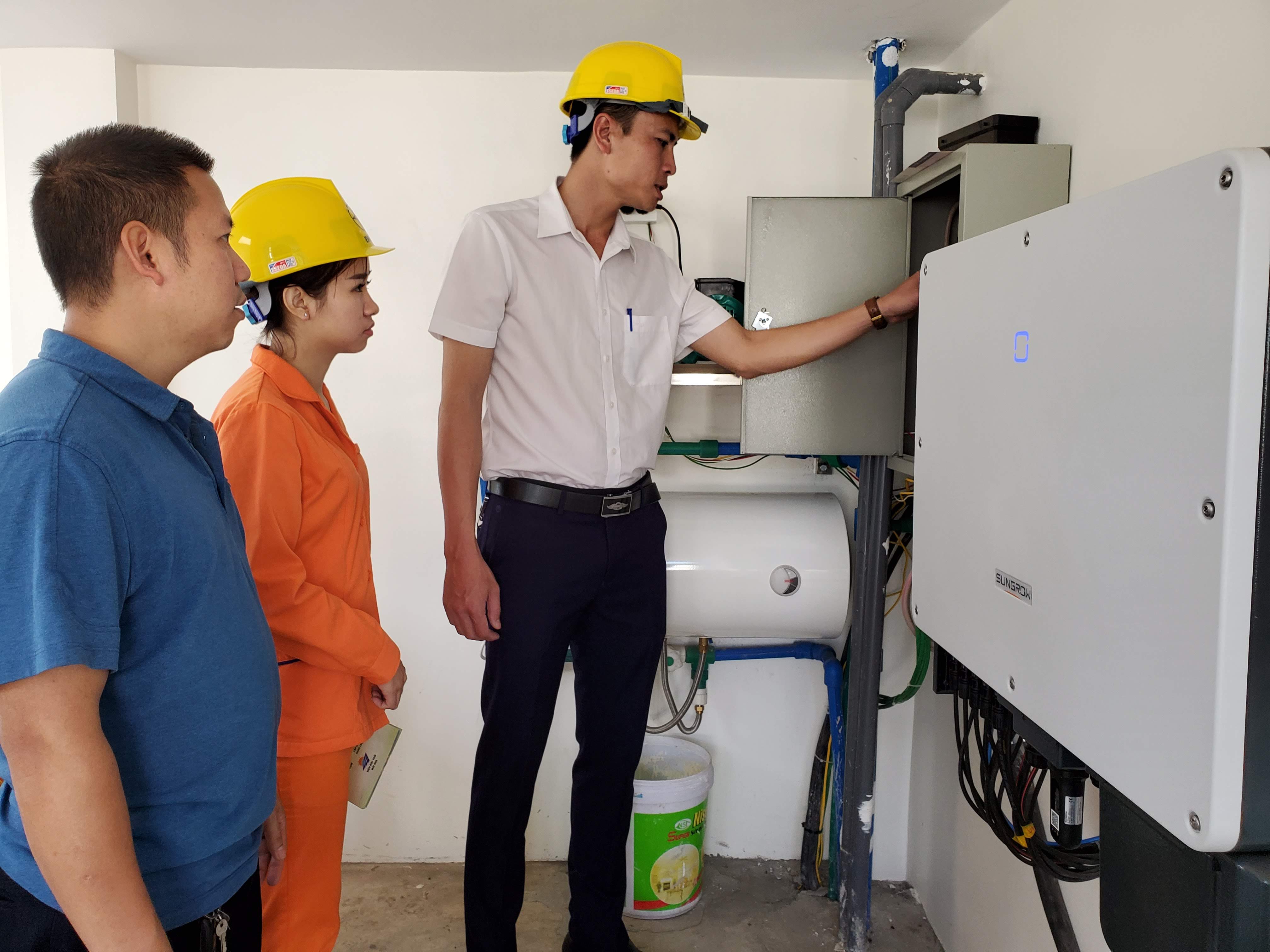 Cán bộ Điện lực Thành phố Sơn La hỗ trợ hướng dẫn khách hàng trong việc sử điện mặt trời mái nhà.