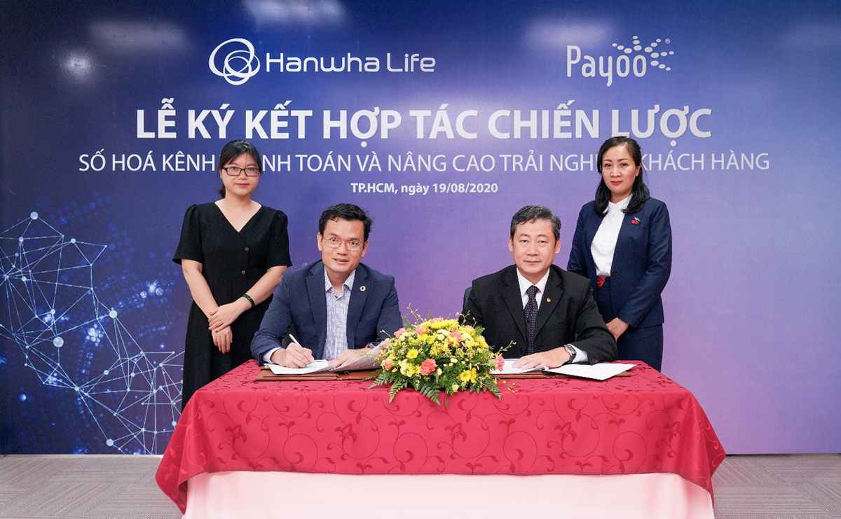 Đại diện Hanwha Life Việt Nam ký kết hợp tác chiến lược cùng ông Ngô Trung Lĩnh (bìa trái), Tổng giám đốc VietUnion
