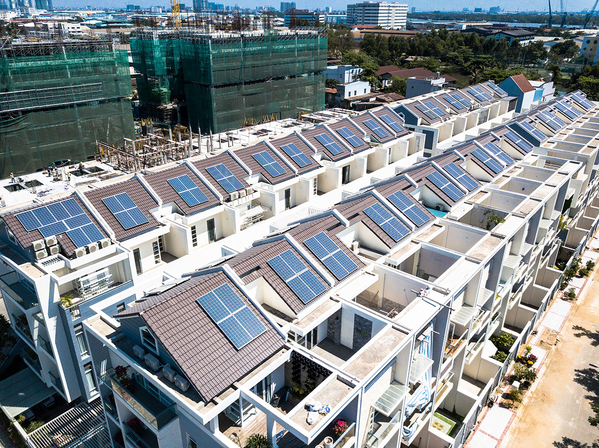 Khu đô thị Jamona Golden Silk (quận 7, TP.HCM) được TTC Energy lắp đặt hệ thống điện mặt trời trên mái, với công suất 241,84 kWp, sản lượng điện tạo ra là 350.860 kWh/năm, góp phần giảm thải 232 tấn CO2/năm