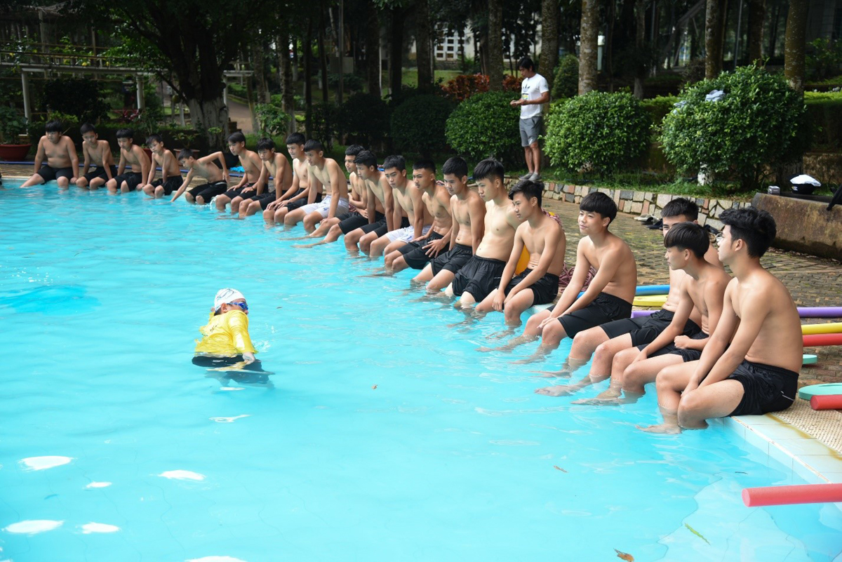 1-Khóa tập huấn chú trọng thực hành giúp các em học sinh thành thạo các kỹ năng bơi an toàn và kỹ năng cứu đuối