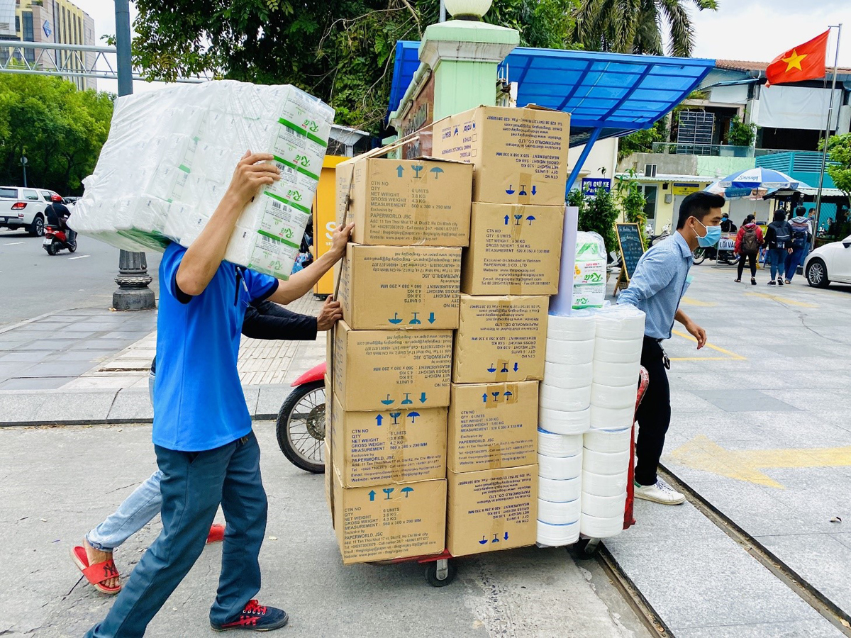 Nhân viên Thế Giới Giấy mang giấy và các sản phẩm trao tặng cho bệnh viện