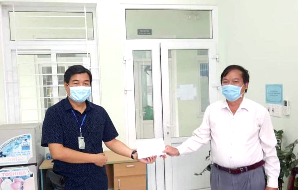 Đại diện Trung Nam Land trao cho UBND P.Hòa Hiệp Nam 15 triệu đồng để hỗ trợ các trường hợp khó khăn - Ảnh: Phú Thành