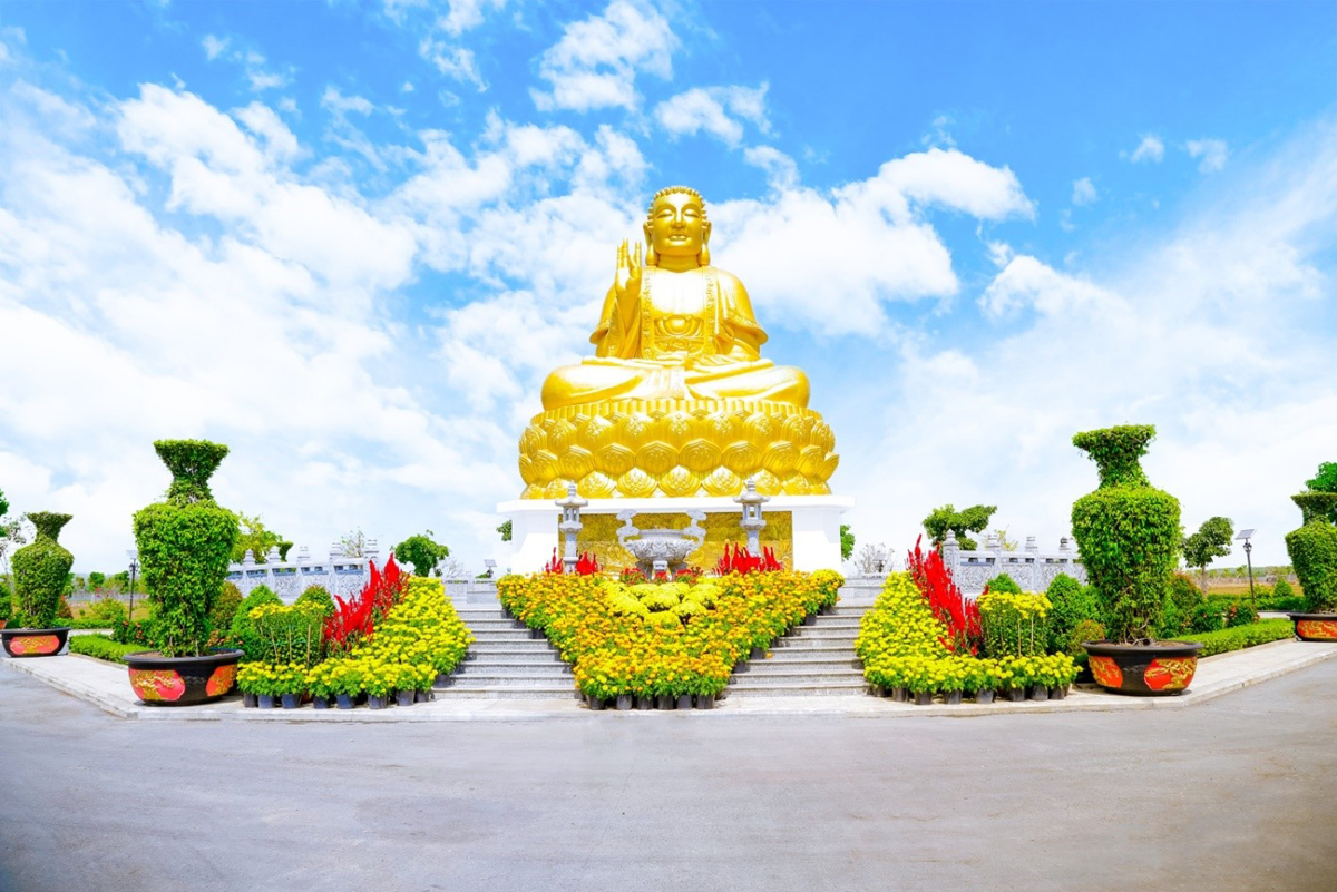 Tượng Phật vàng cao 18m tại Hoa viên Bình An