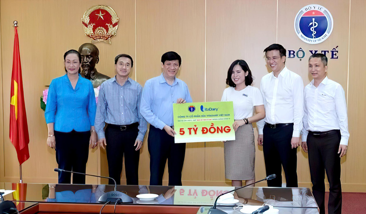 Bà Nguyễn Thị Hà - Tổng giám đốc Công ty VitaDairy trao 5 tỉ đồng cho đại diện Bộ Y tế - GS-TS Nguyễn Thanh Long - quyền Bộ trưởng Bộ Y tế