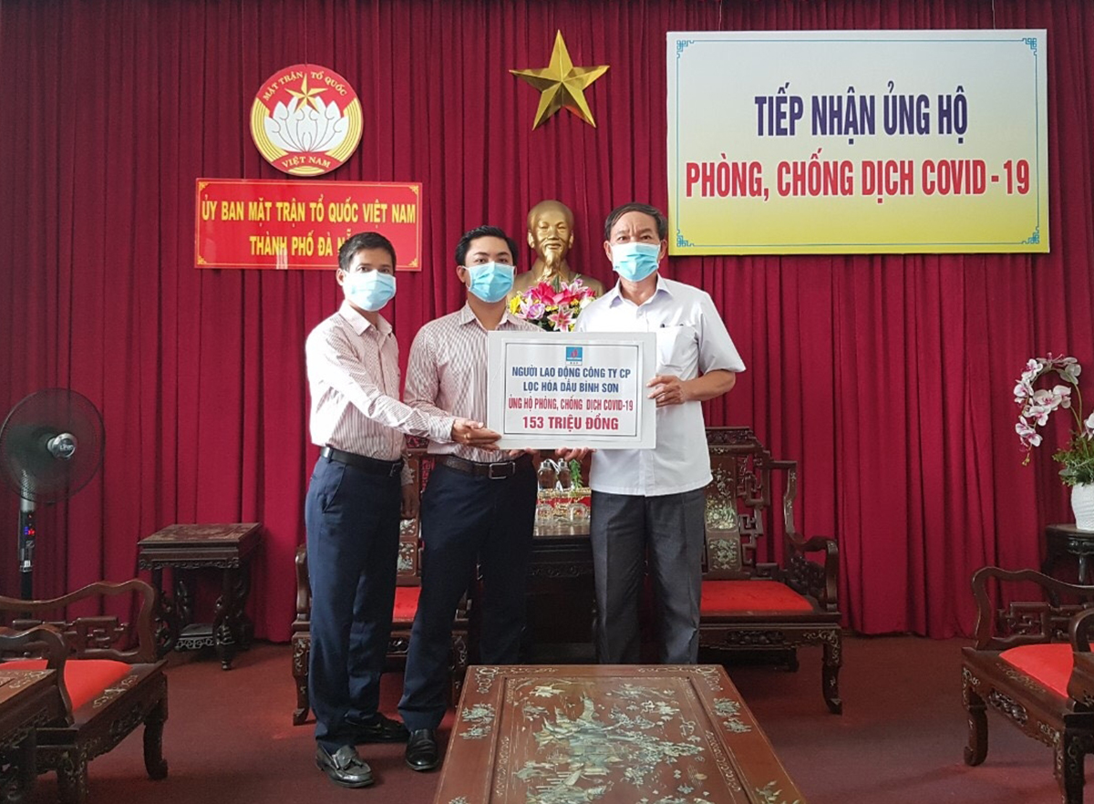 Đại diện người lao động BSR trao 153 triệu đồng cho UBMTQ Việt Nam thành phố Đà Nẵng - Ảnh: BSR cung cấp