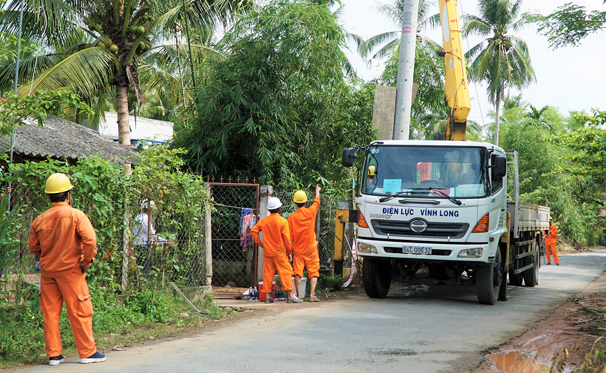  Công ty Điện lực Vĩnh Long diễn tập phòng chống thiên tai và tìm kiếm cứu nạn. Ảnh: Đình Hoàng   