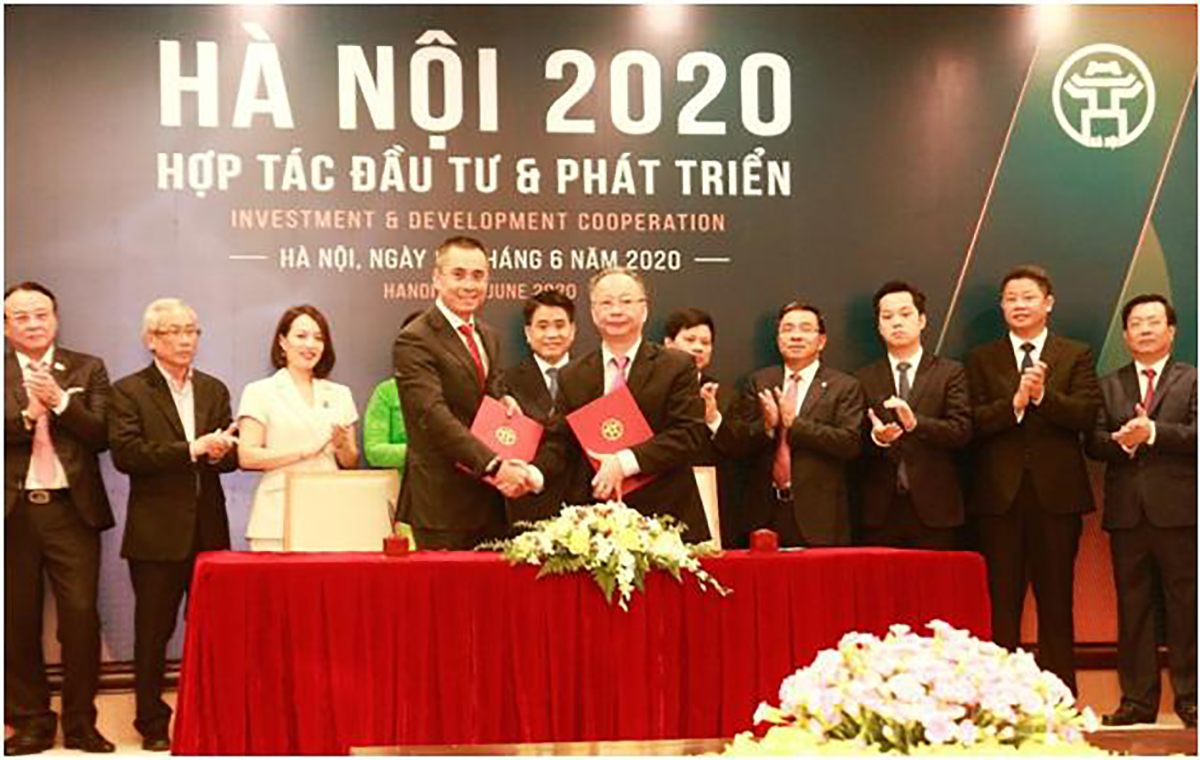 Tổng giám đốc Tập đoàn KDI Holdings, ông Đỗ Tuấn Anh (hàng trước, bên trái) và đại diện UBND Hà Nội ký kết thỏa thuận hợp tác dự án phát triển khu đô thị mới, tổng mức đầu tư hơn 1 tỉ USD tại Bắc Từ Liêm