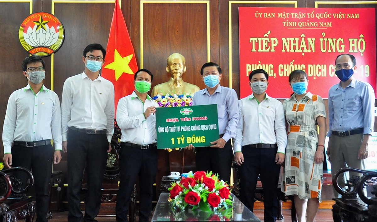Nhựa Tiền Phong trao tặng vật tư y tế cho tỉnh Quảng Nam- Ảnh: Nguyên Thọ