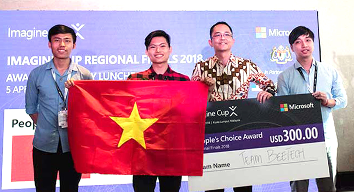 Sinh viên Lê Viết Triều cùng các bạn trong nhóm nhận giải Bình chọn tại vòng Chung kết Imagine Cup khu vực châu Á - Thái Bình Dương 2018