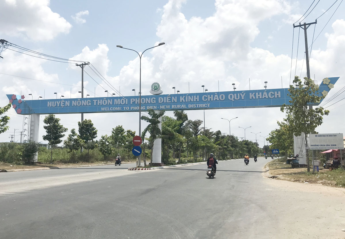 Đường về huyện NTM Phong Điền. Ảnh: Quang Minh Nhật