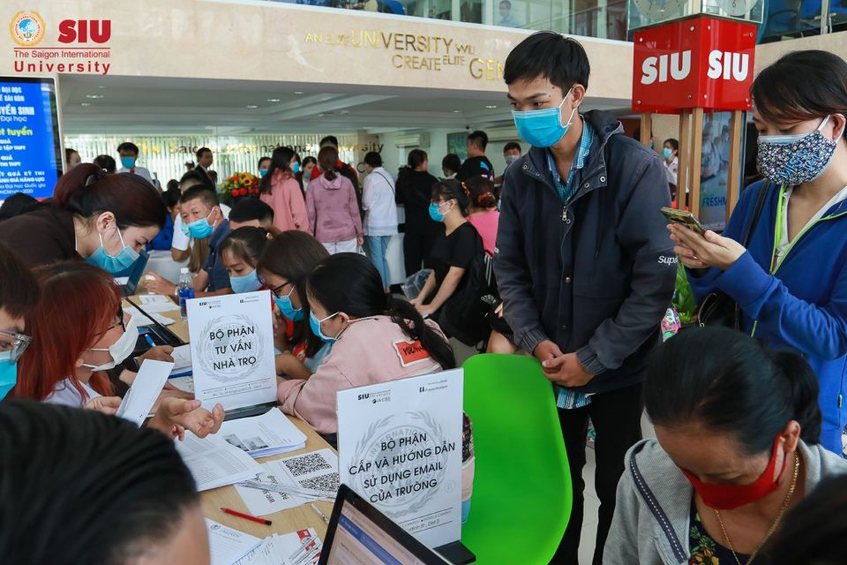 Thí sinh làm thủ tục nhập học đợt 1 tại Trường đại học Quốc tế Sài Gòn (SIU)