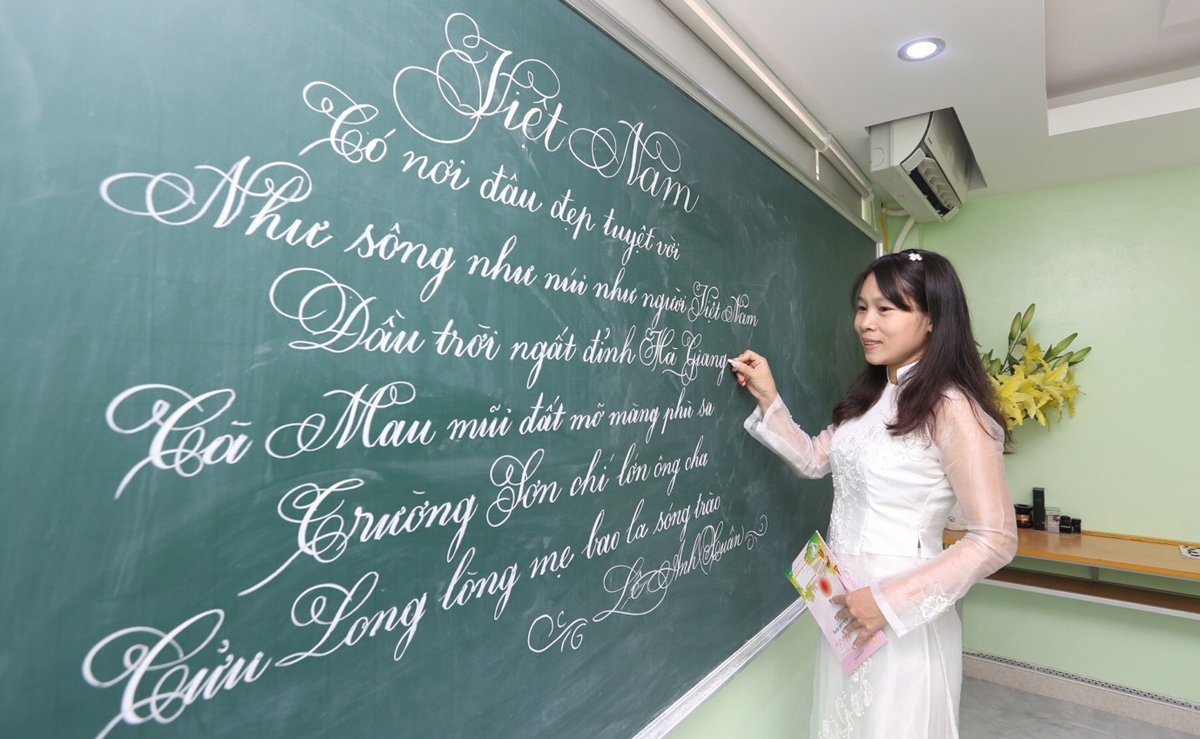 Cô giáo Tạ Thị Vân với những dòng chữ thật đẹp
