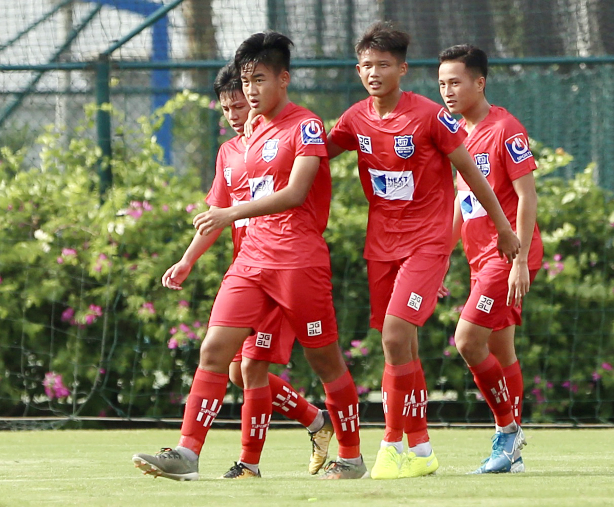Cầu thủ U17 Sài Gòn (áo Hồng) ăn mừng bàn thắng