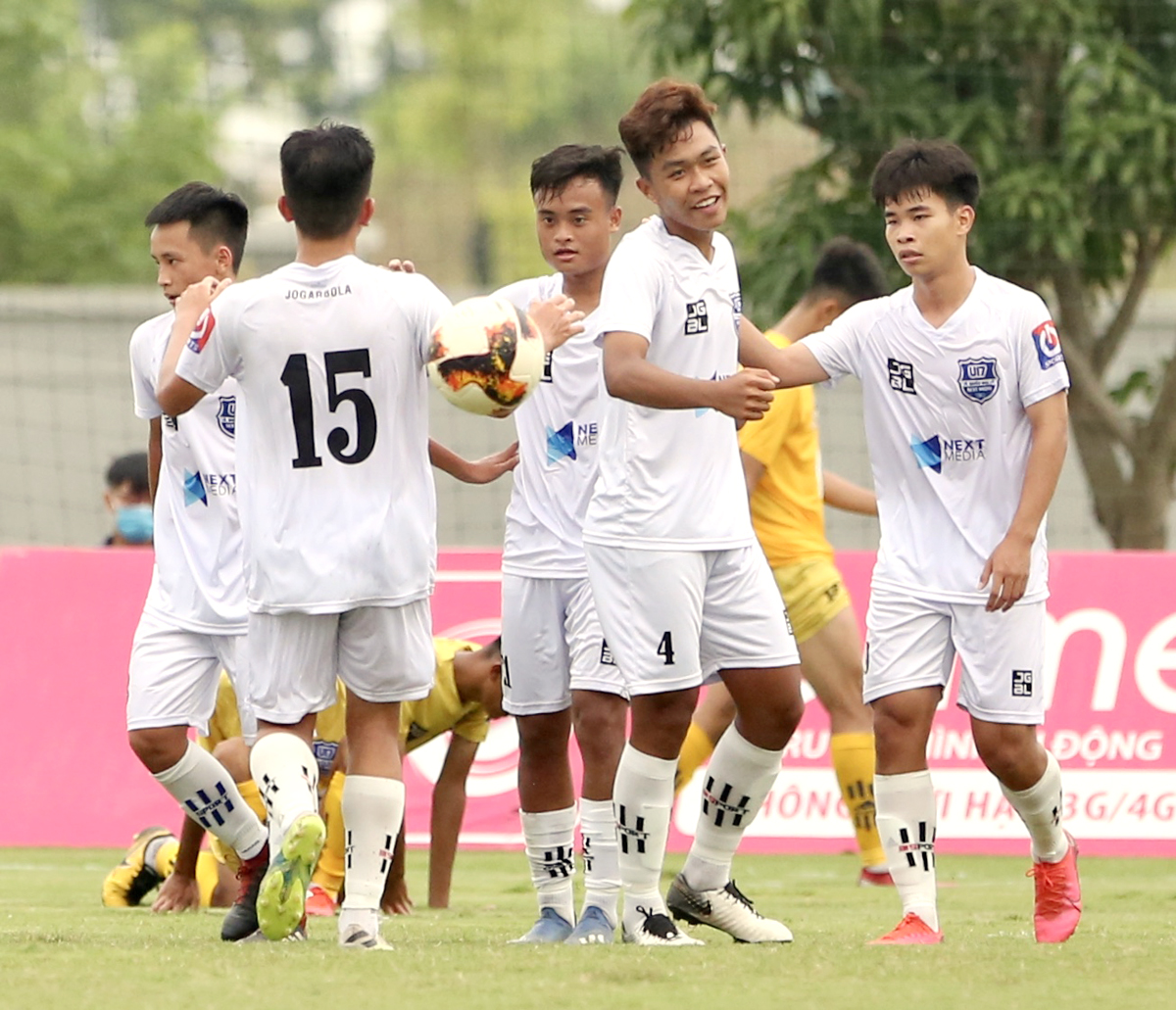 U17 Nutifood JMG (áo trắng) giành ngôi đầu bảng B VCK giải bóng đá Vô địch U17 Quốc gia - Next Media 2020