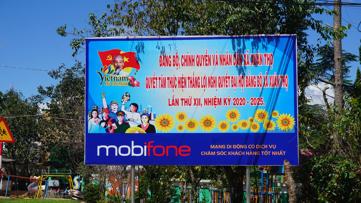 Bảng tuyên truyền chào mừng Đại hội Đảng các cấp - Ảnh: MobiFone cung cấp