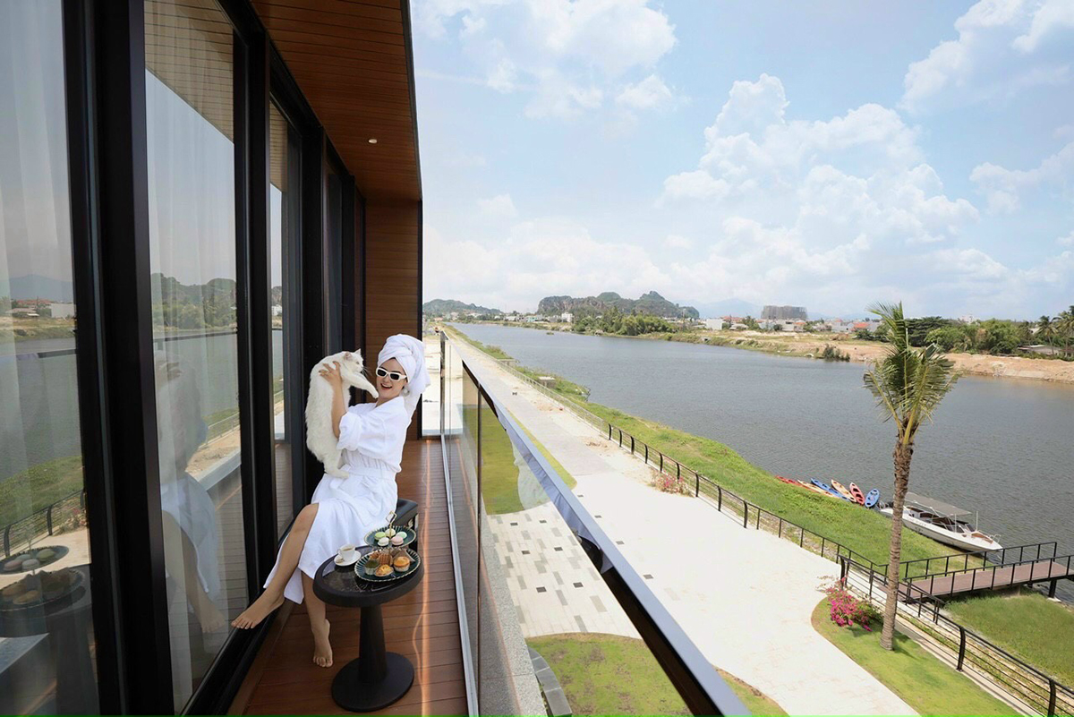 Các dự án bất động sản hạng sang như One River đã hiện diện bên dòng Cổ Cò - Ảnh: Phú Thành