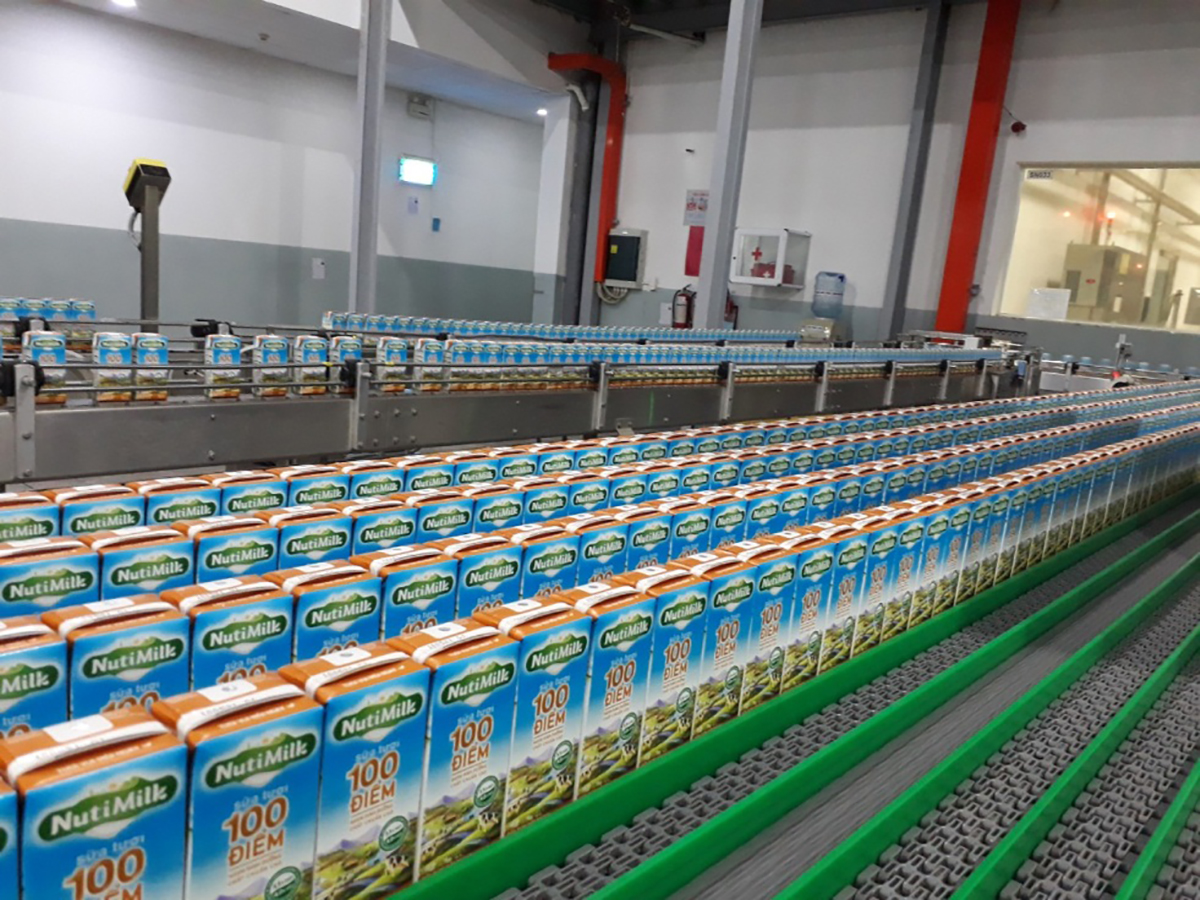 Những hộp sữa tươi 100 điểm NutiMilk được sản xuất theo quy trình hiện đại tại nhà máy ở Gia Lai