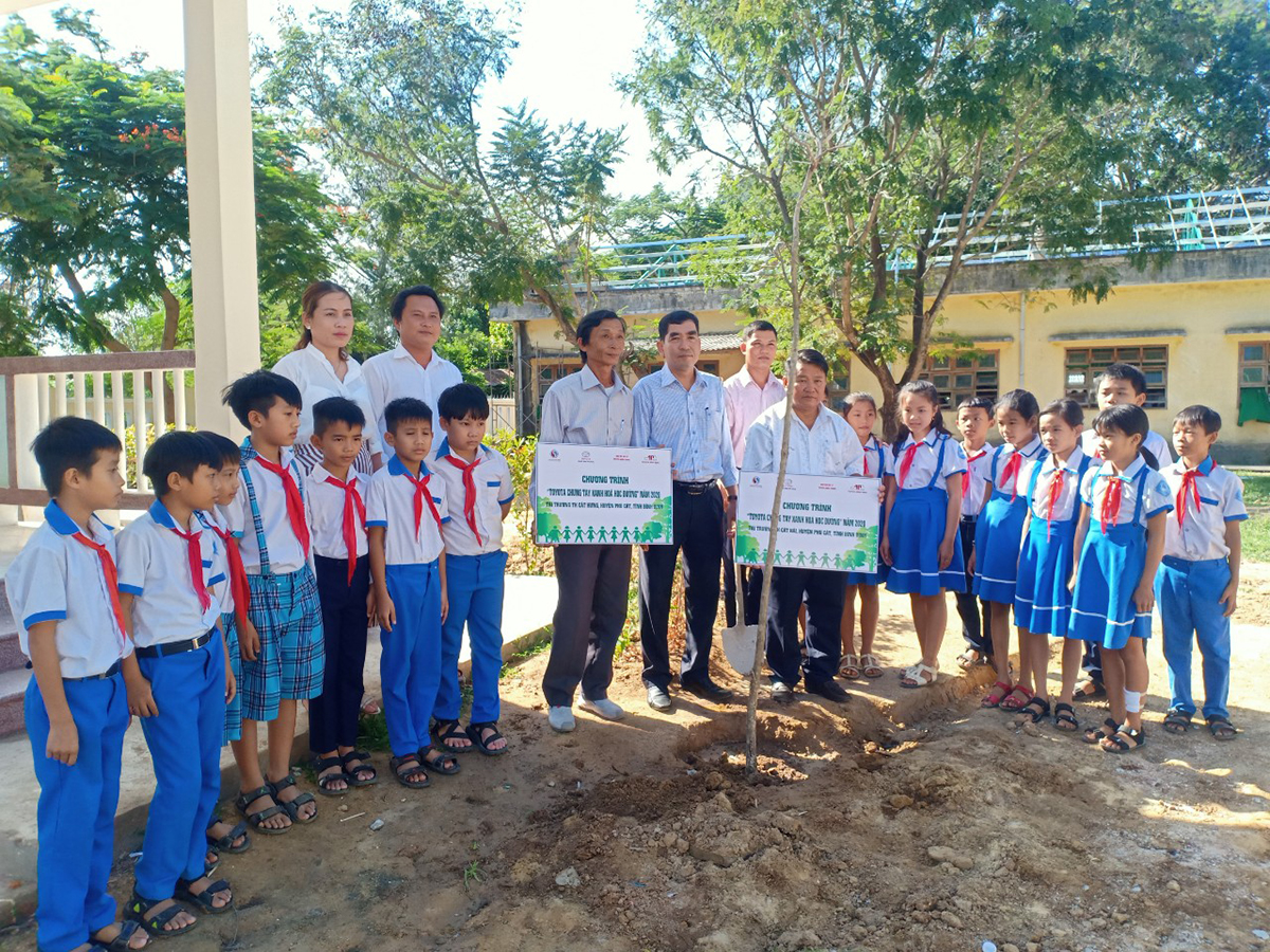 Các em học sinh Trường THCS Trần Cao Vân - Tuy Hòa, Phú Yên tại lễ trồng cây 