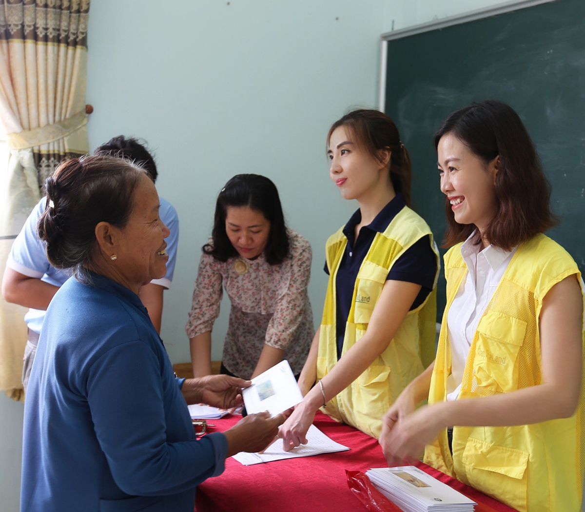  Đại diện CapitaLand trao học bổng hỗ trợ cho phụ huynh học sinh tại Trường tiểu học Thạnh Phước (Long An) vào ngày 28.9