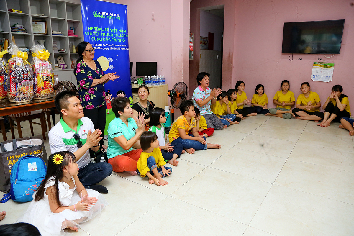 Thành viên, nhân viên Herbalife Việt Nam cùng với người thân tổ chức ngày trung thu cho các em nhỏ tại Mái ấm Bà Chiểu thuộc Hội Phụ nữ từ thiện TP.HCM (WOCA)
