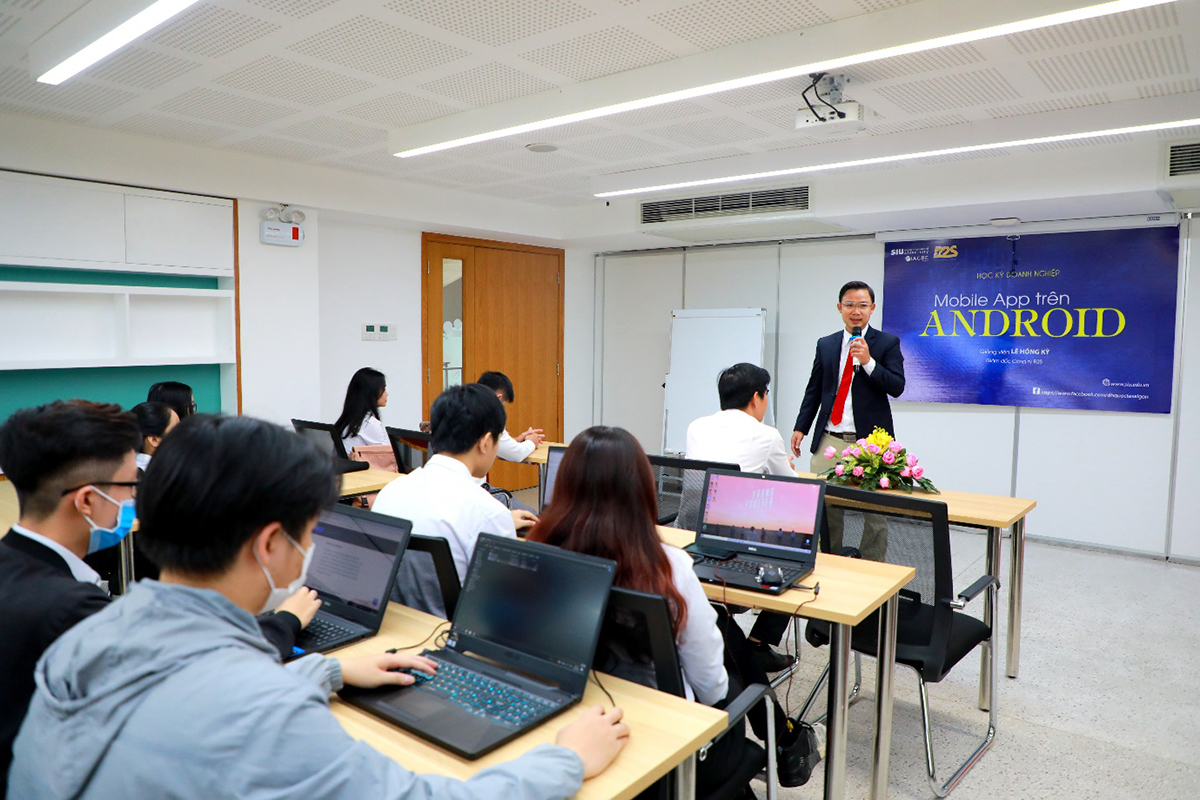 Một tiết học thuộc “học kỳ doanh nghiệp” của SV CNTT - “Điểm sáng” nổi bật trong chương trình đào tạo của SIU nhằm trang bị kỹ năng nghề nghiệp trong lĩnh vực công nghệ phần mềm cho SV