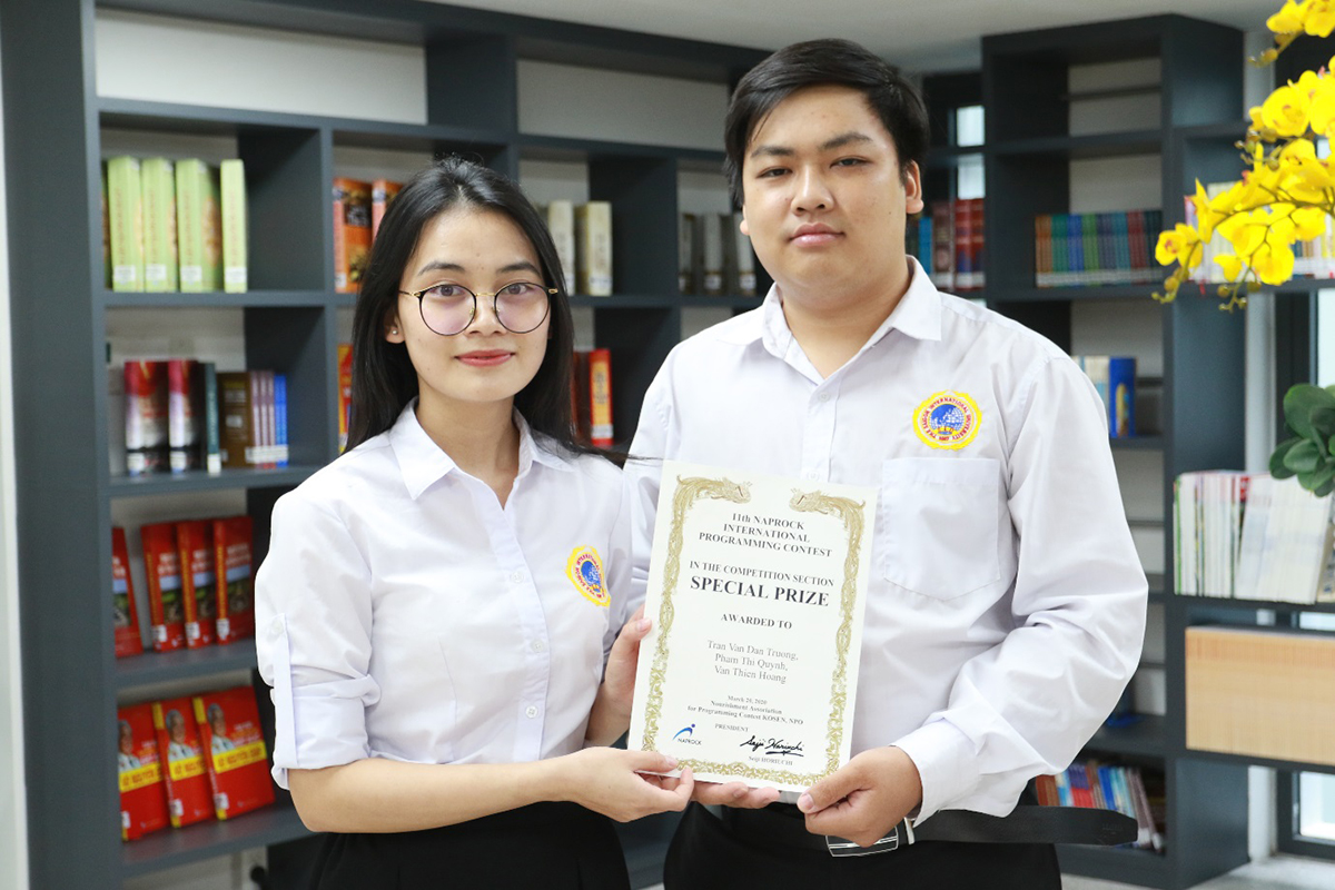 Đội SIU-Talent gồm 2 SV: Phạm Thị Quỳnh và Trần Văn Đan Trường (ngành Khoa học máy tính) giành giải thưởng đặc biệt tại cuộc thi lập trình PROCON quốc tế 2020