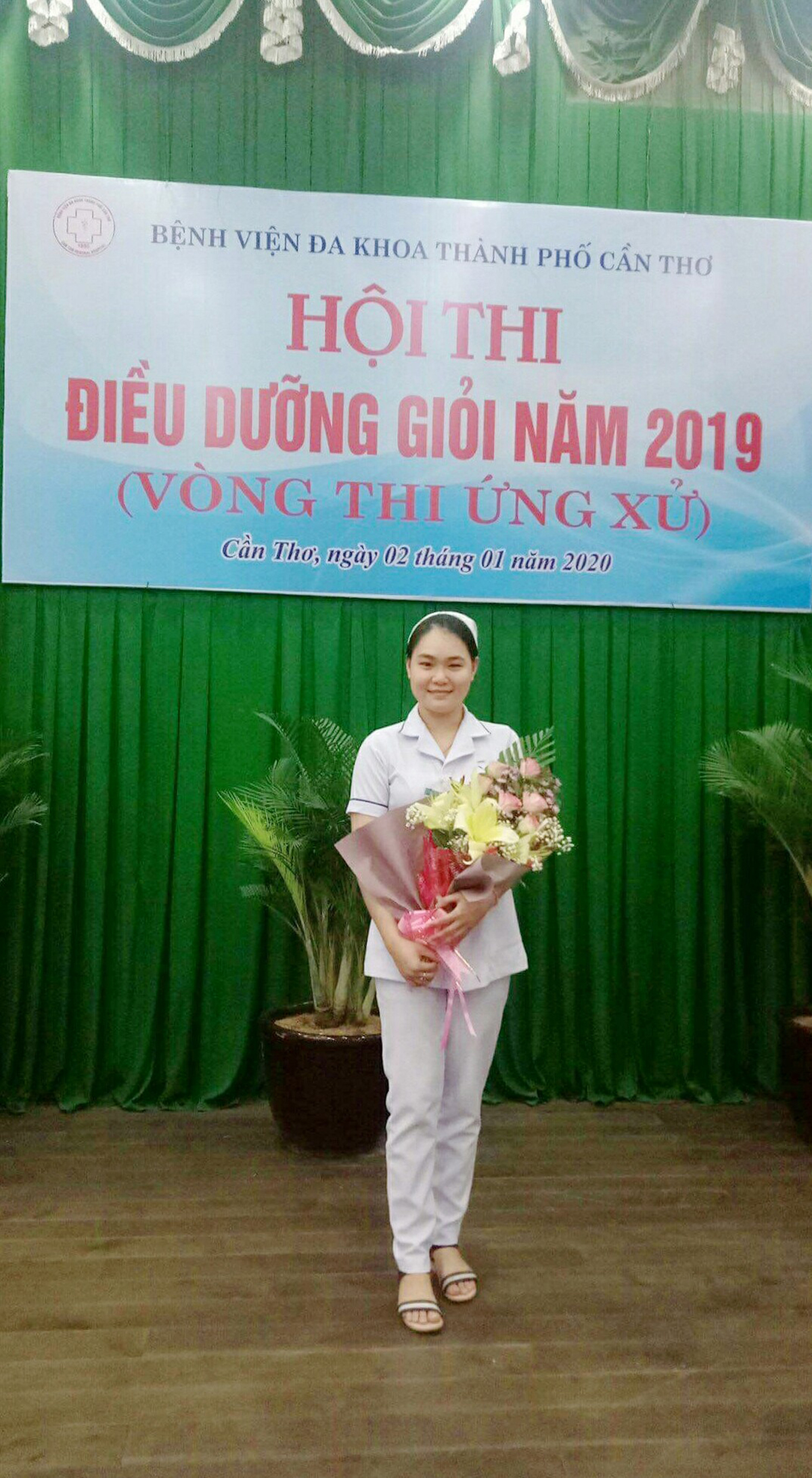 Chị Nguyễn Trần Kim Phụng, cựu SV Trường ĐH Tây Đô, hiện là điều dưỡng viên tại Khoa Hồi sức cấp cứu Bệnh viện đa khoa TP.Cần Thơ - Ảnh: Mỹ Ngọc