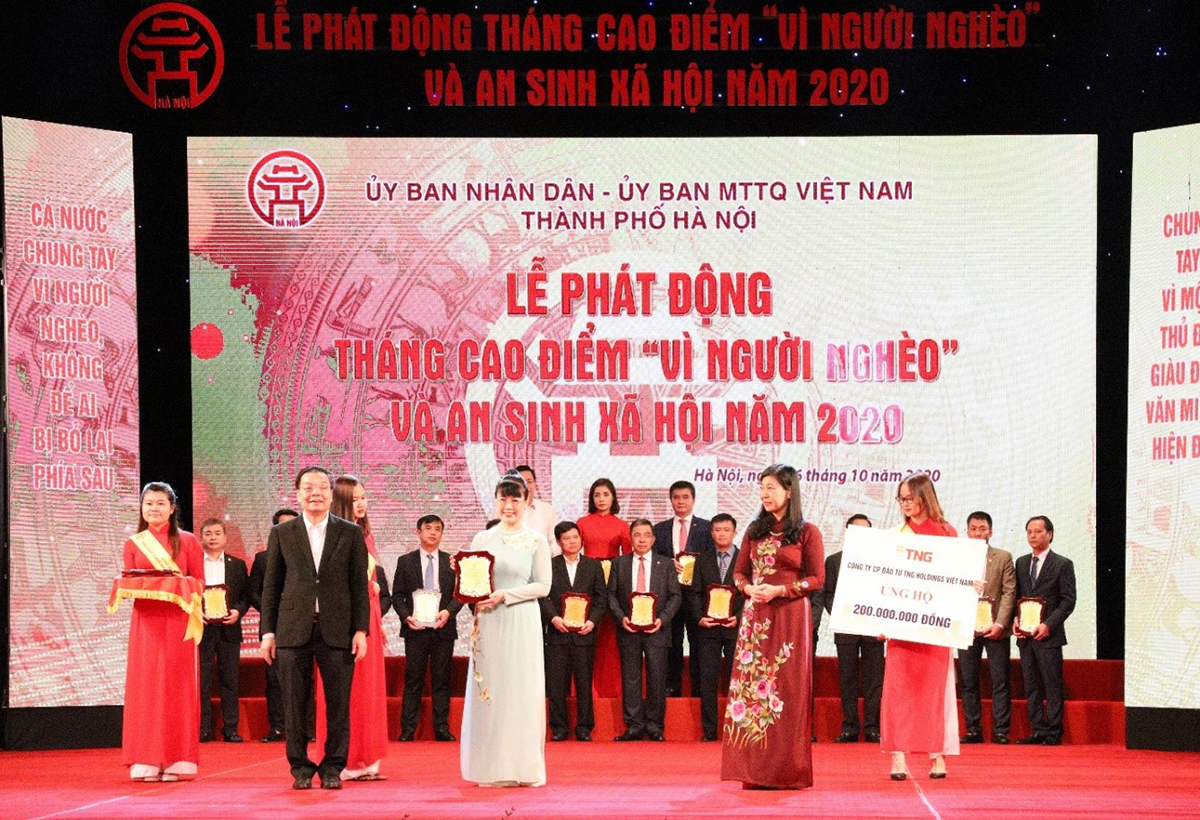 Đại diện Tập đoàn TNG Holdings Vietnam ủng hộ Quỹ Vì người nghèo tại Lễ phát động 