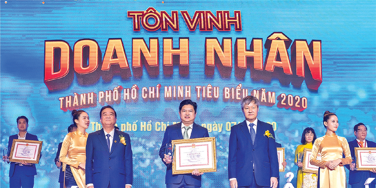 Ông Nguyễn Vũ Bảo Hoàng nhận danh hiệu Doanh nhân TP.HCM tiêu biểu năm 2020 - Nguồn ảnh: ThuDuc House 