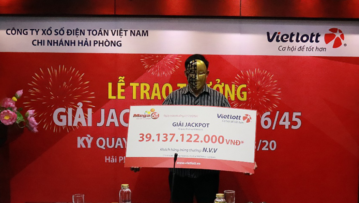 2-Ông V. nhận giải Jackpot trị giá hơn 39 tỉ đồng