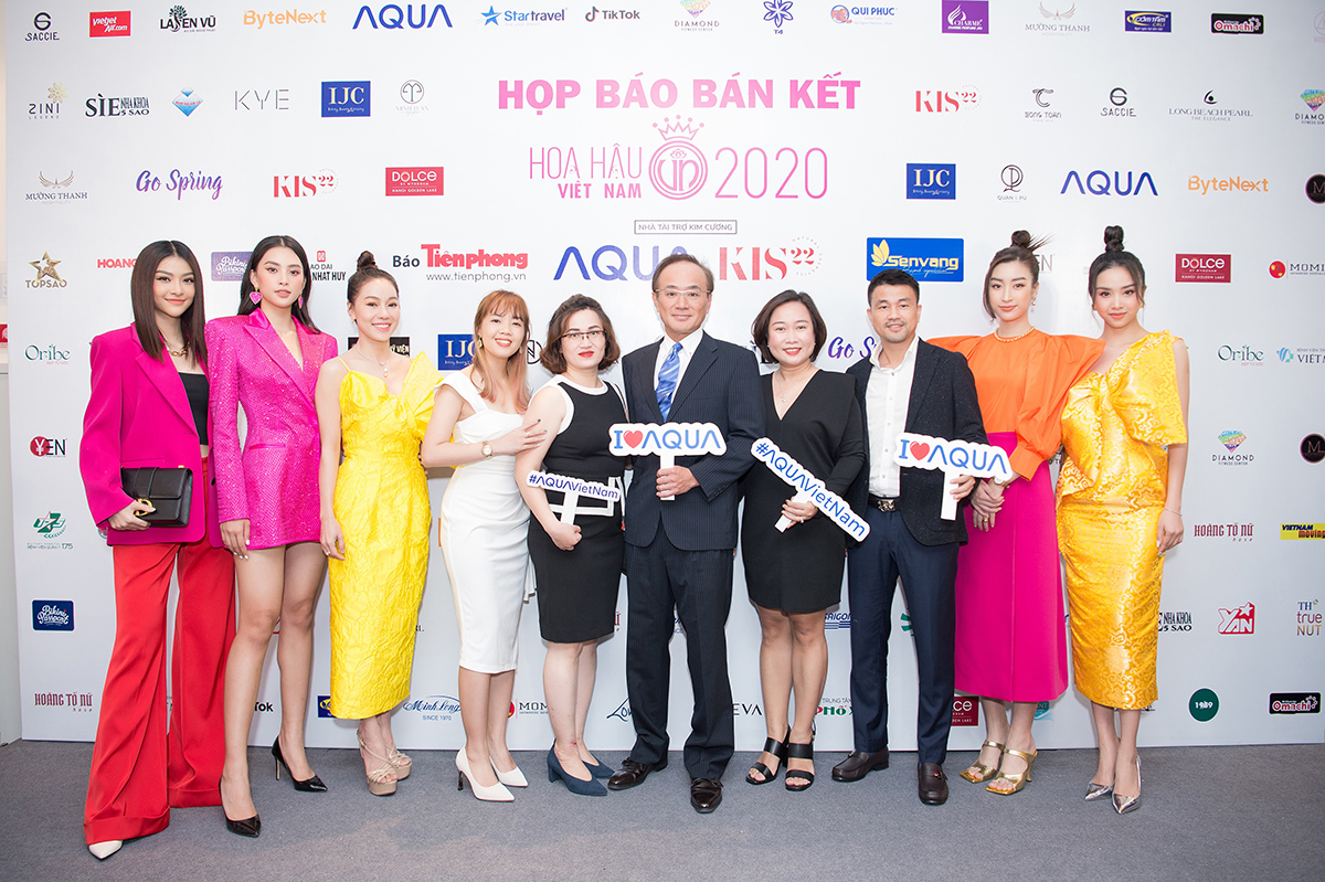 Đại diện Nhà tài trợ Kim cương AQUA Việt Nam cùng các Hoa hậu, Á hậu tại họp báo