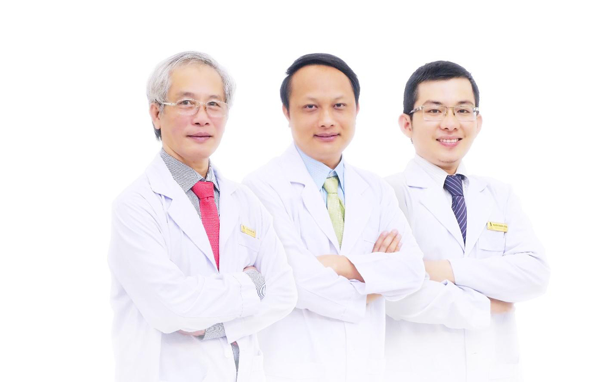 Thạc sĩ - Bác sĩ Nguyễn Tiến Huy và cộng sự với hơn 15 năm kinh nghiệm trong ngành phẫu thuật tạo hình thẩm mỹ